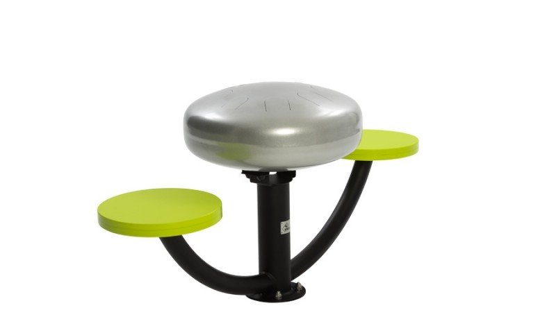 Mušamasis lauko muzikos instrumentas su kėdute.