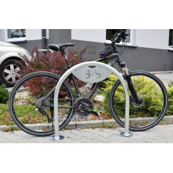 U formos dviračių stovas su ženklu