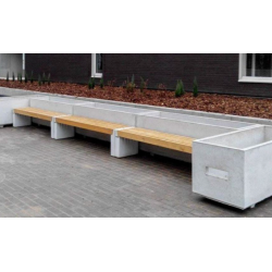 Betoninis suoliukas su medine dalimi.