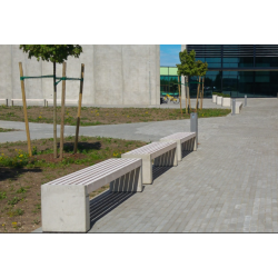 Betoninis suoliukas su medine dalimi.