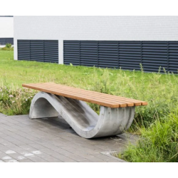 Švelnių formų betoninis suoliukas