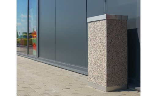 Betoninė šiukšliadežė su nerūdijančio plieno dangčiu.