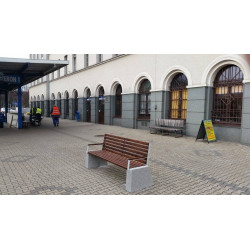 Suoliukas su atlošu ir porankiais.